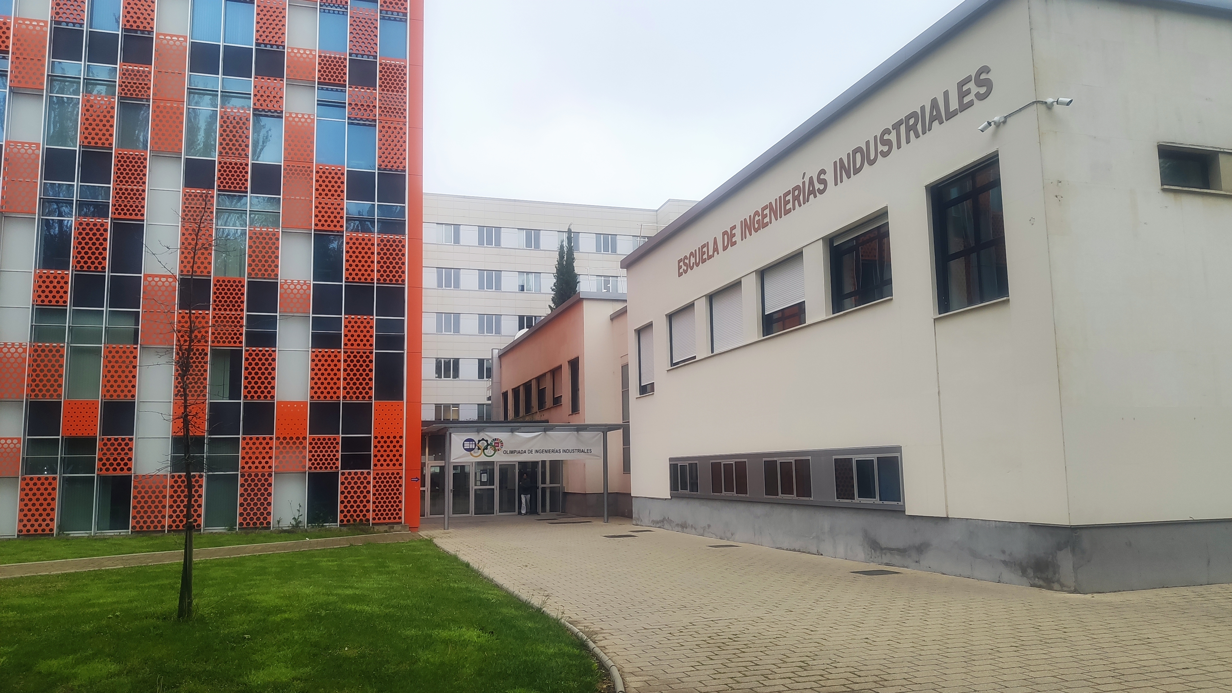 Entrada del Edificio Mergelina de la EII-UVa